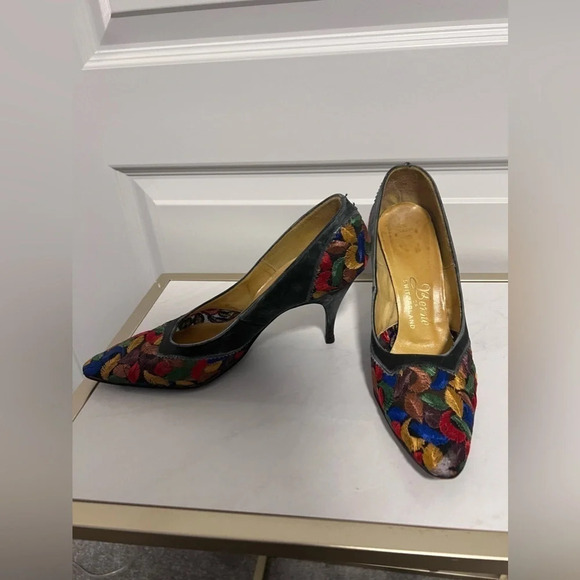 Berne of Switzerland | RARE Vintage Embroidered Pointed Toe Pumps | Size 6 - Picture 4 of 15